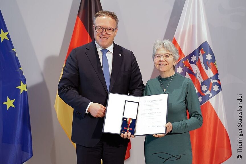 Der Thüringer Ministerpräsident Mario Voigt und Dr. Barbara Albrethsen-Keck präsentieren das Bundesverdienstkreuz.