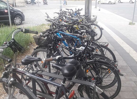 Hoffnungslos überfüllt: Fahrradständer am Eisenacher Bahnhof