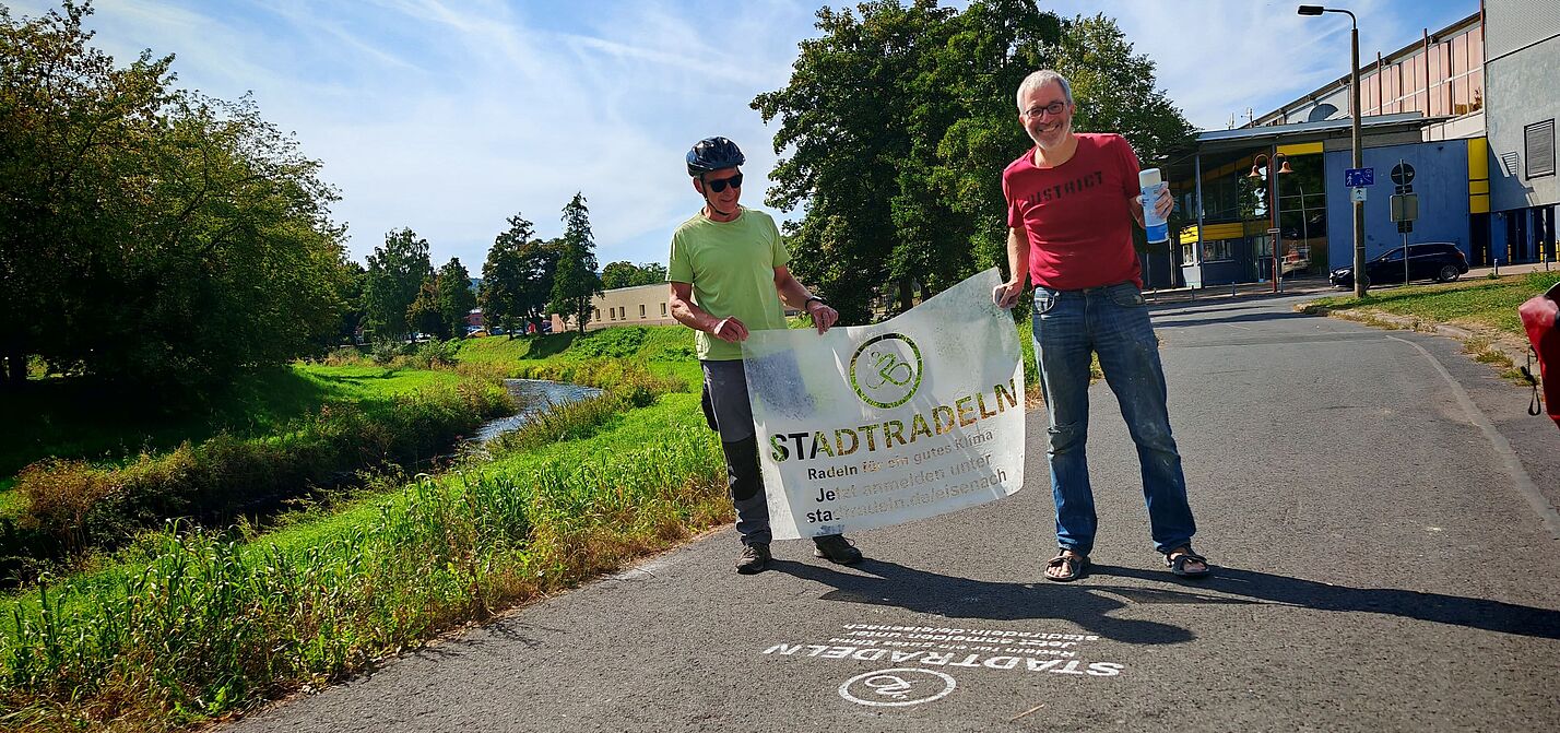 ADFC im Einsatz Mit Sprühkreide zauberte der ADFC-Wartburgkreis das Logo auf die Radwege.