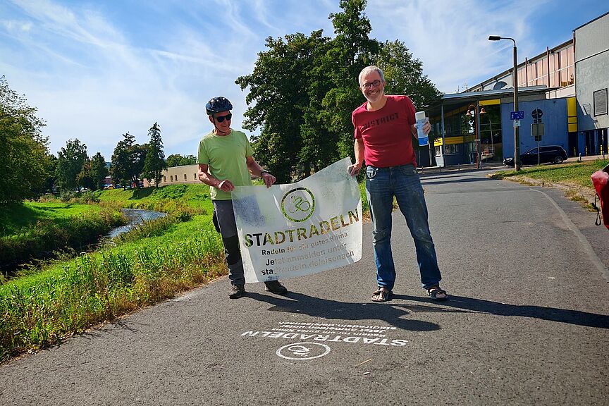 ADFC im Einsatz Mit Sprühkreide zauberte der ADFC-Wartburgkreis das Logo auf die Radwege.