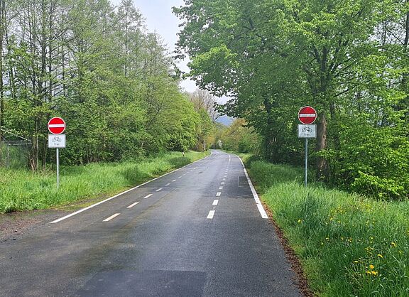 Zwischen Oberzella und Kirstingshof verbietet ein Einbahnstraßenschild zum Schutz der Fahrräder die Durchfahrt von Autos.