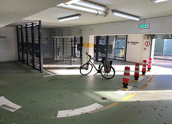 Acht Radboxen stehen im City-Parkhaus von Eisenach