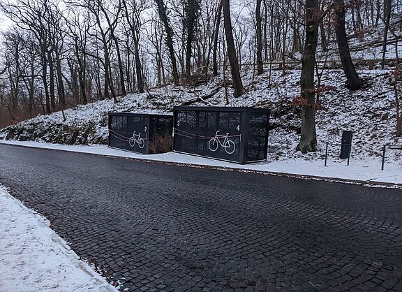 Am Fuß der Wartburg entstehen zwei Fahrradgaragen