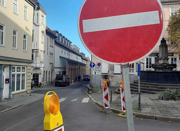 Ein Verkehrsschild behindert an einer Baustelle den Radverkehr.