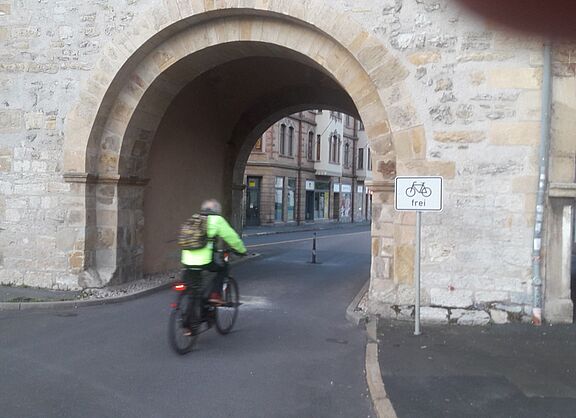 Radfahrer fährt durch das Nikolaitor