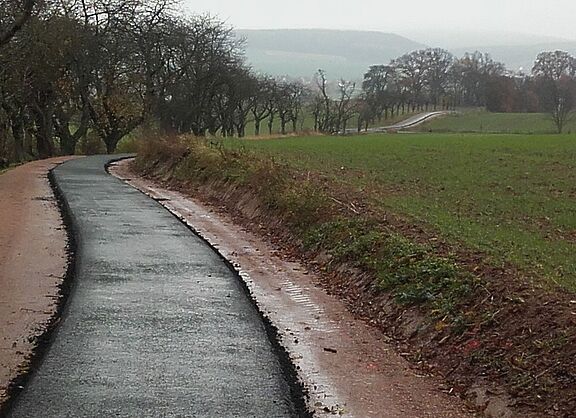 Zwischen Berka und Auenheim: Ein schmales Asphaltband ersetzt eine holprige Strecke