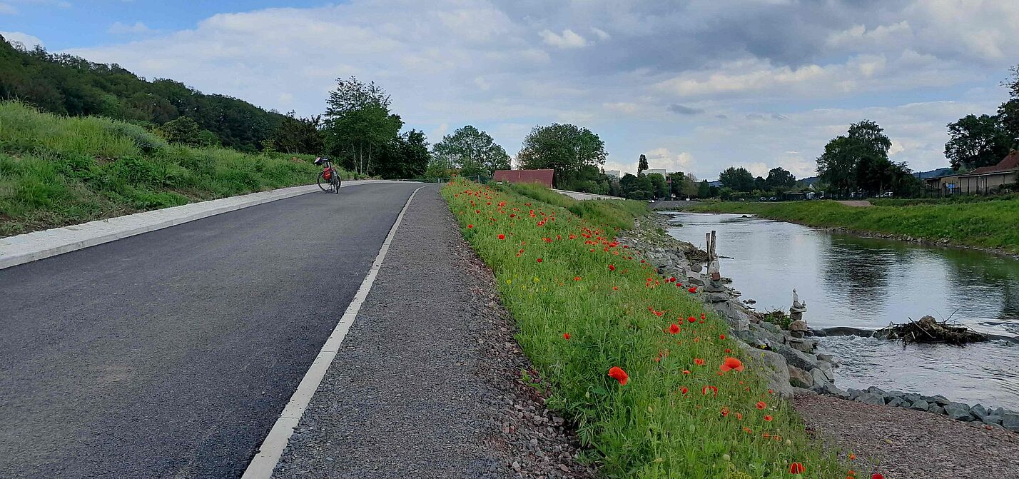 An der Hörsel Der Weg an der Hörsel ist durchgehend asphaltiert.