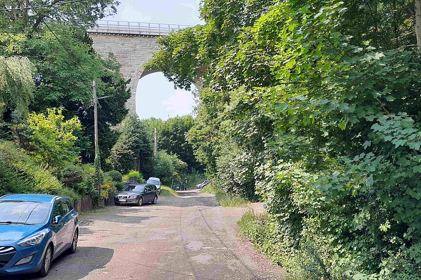 Karolinenstraße Oberhalb der Autobahnbrücke besitzt die Karolinenstraße zur Zeit noch nicht einmal schadhaften Asphalt.