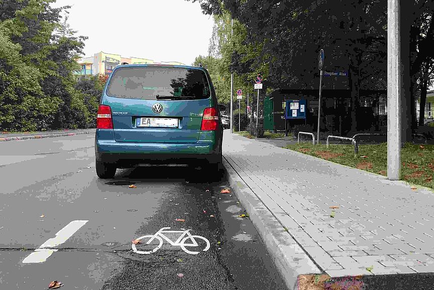 Apruptes Ende eines Schutzstreifens Der Radschutzstreifen endet kurz vor einem parkenden Auto.