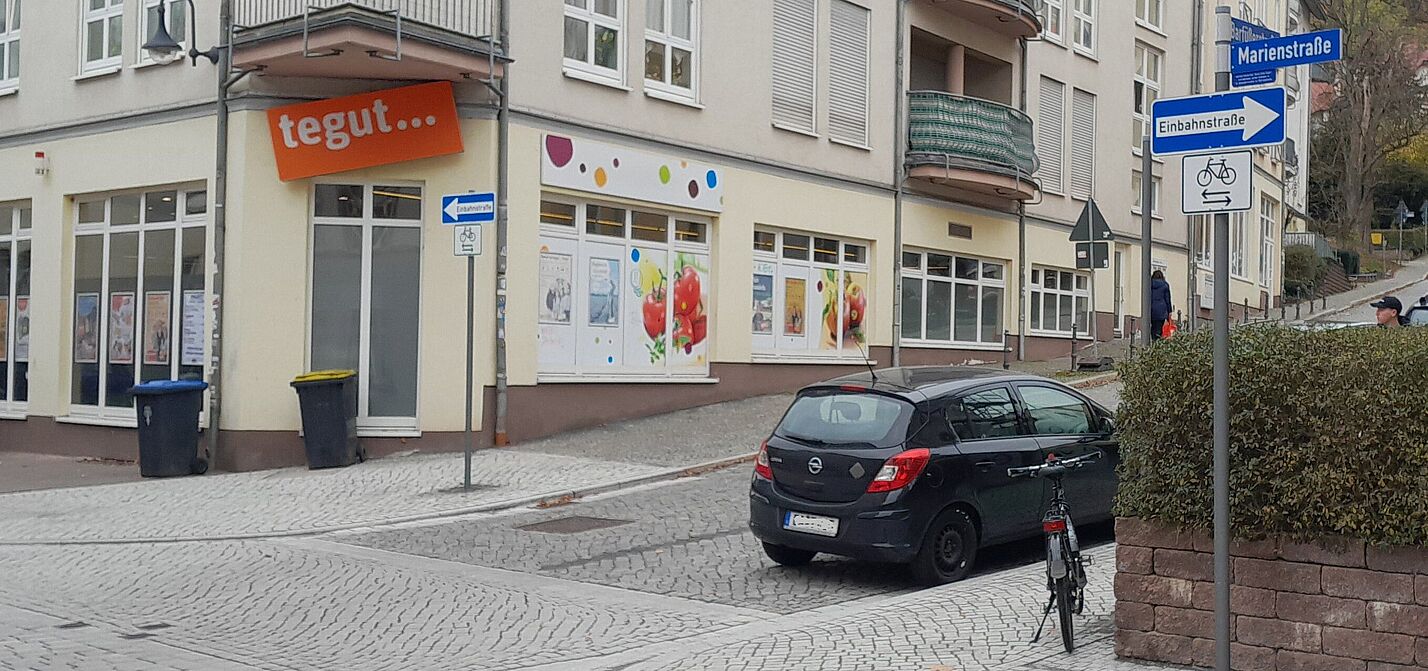 Marienstraße Einbahnstraßenschilder in der Marienstraße mit "Fahrräder frei".