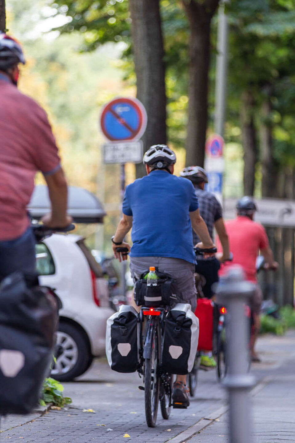 Berufsradler mit Helm in der Innenstadt Mit dem Rad in der Stadt unterwegs